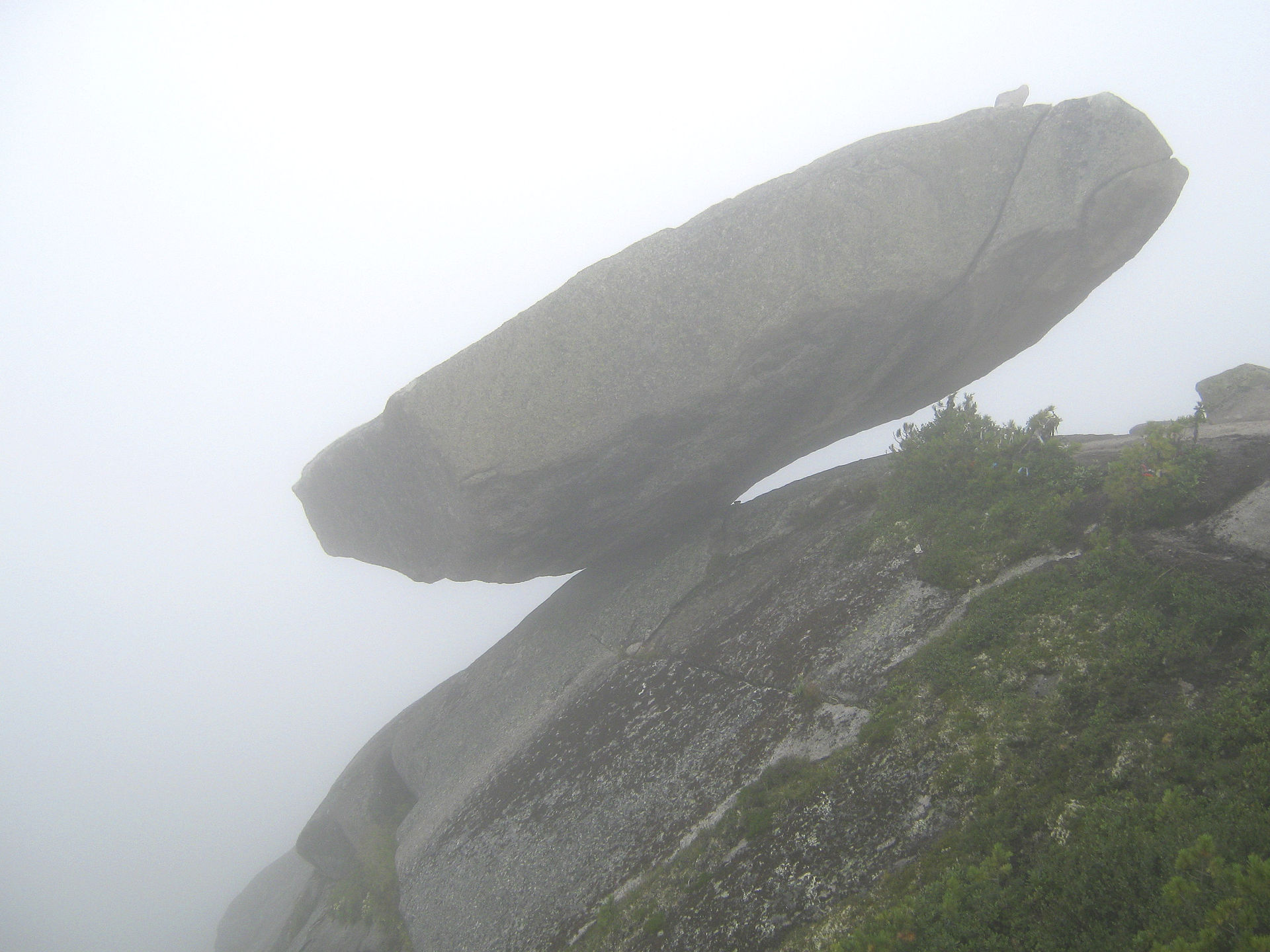 This Incredible Hanging Stone in Siberia Has Defied Gravity Since the Ice Age 4 hanging stone egraki russia 2