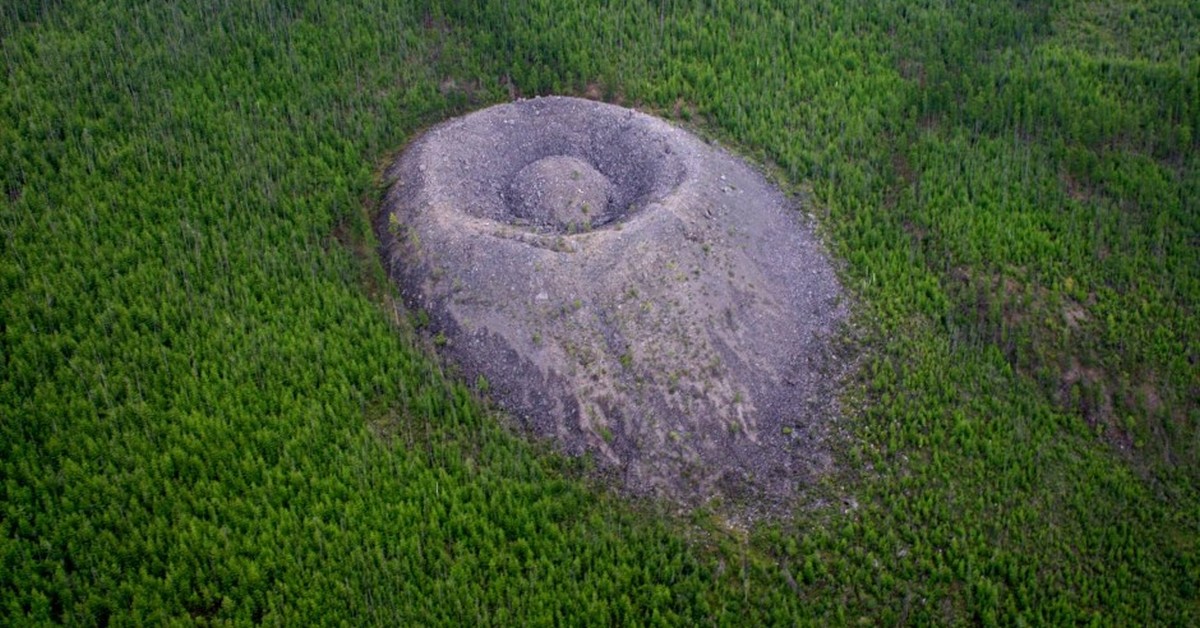 Patomskiy crater