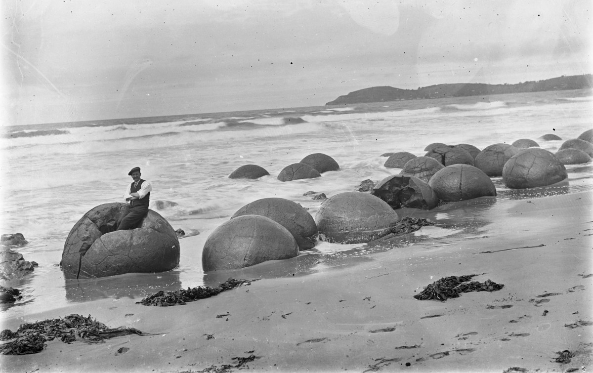 New Zealand's Amazing Moeraki Boulders Have Grown for 60 Million Years To Look Like This 5 moeraki boulders new zealand 3