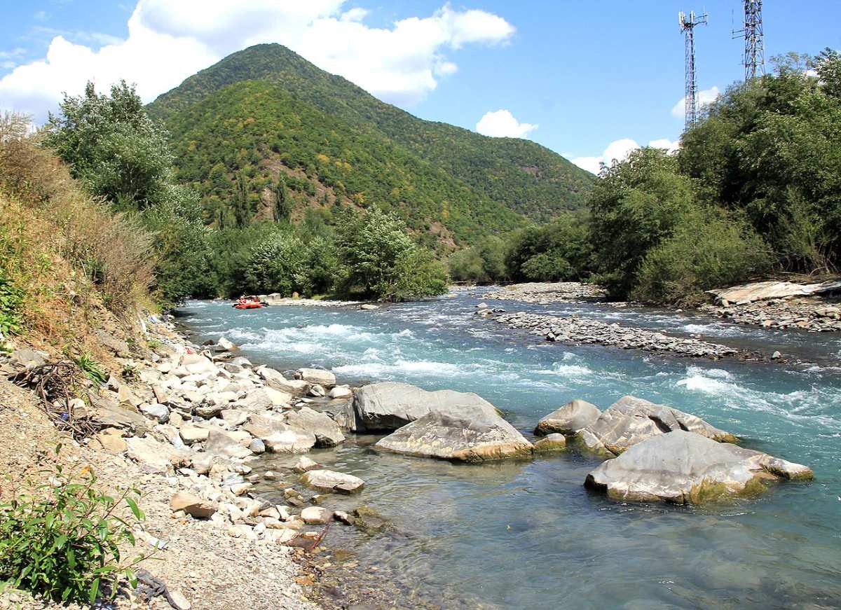 The Rivers That Do Not Mix: The Breathtaking Confluence and Legend of Georgia's Black and White Aragvi 2 black white aragvi confluence georgia 2