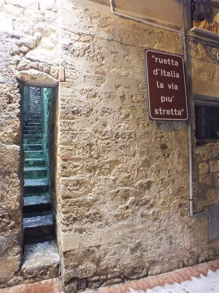 ruetta narrowest street in italy 2