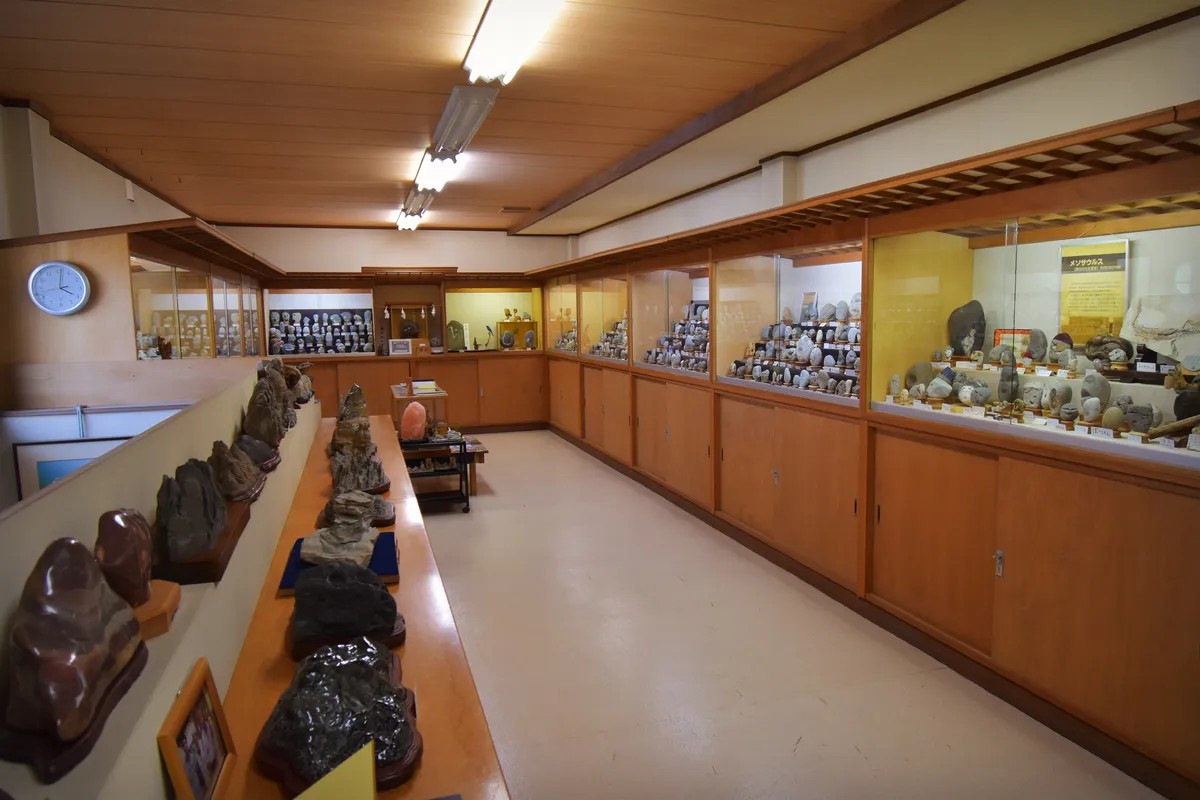 There's a Museum in Japan Dedicated to Stones That Look Like Faces: The Hall of Curious Rocks 7 hall of curious rocks chichibu chinsekikan head shaped stones rocks 8