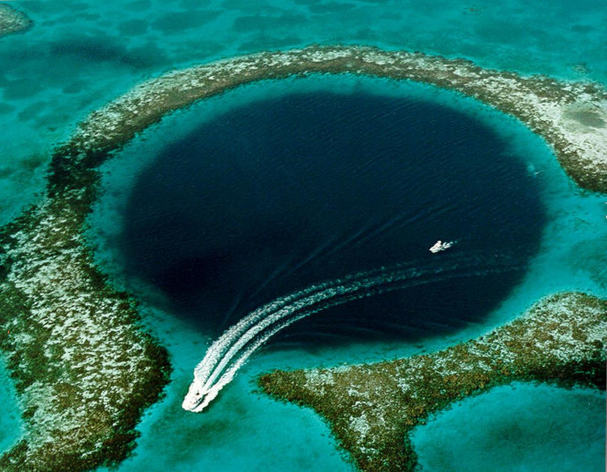 great blue hole aerial 8