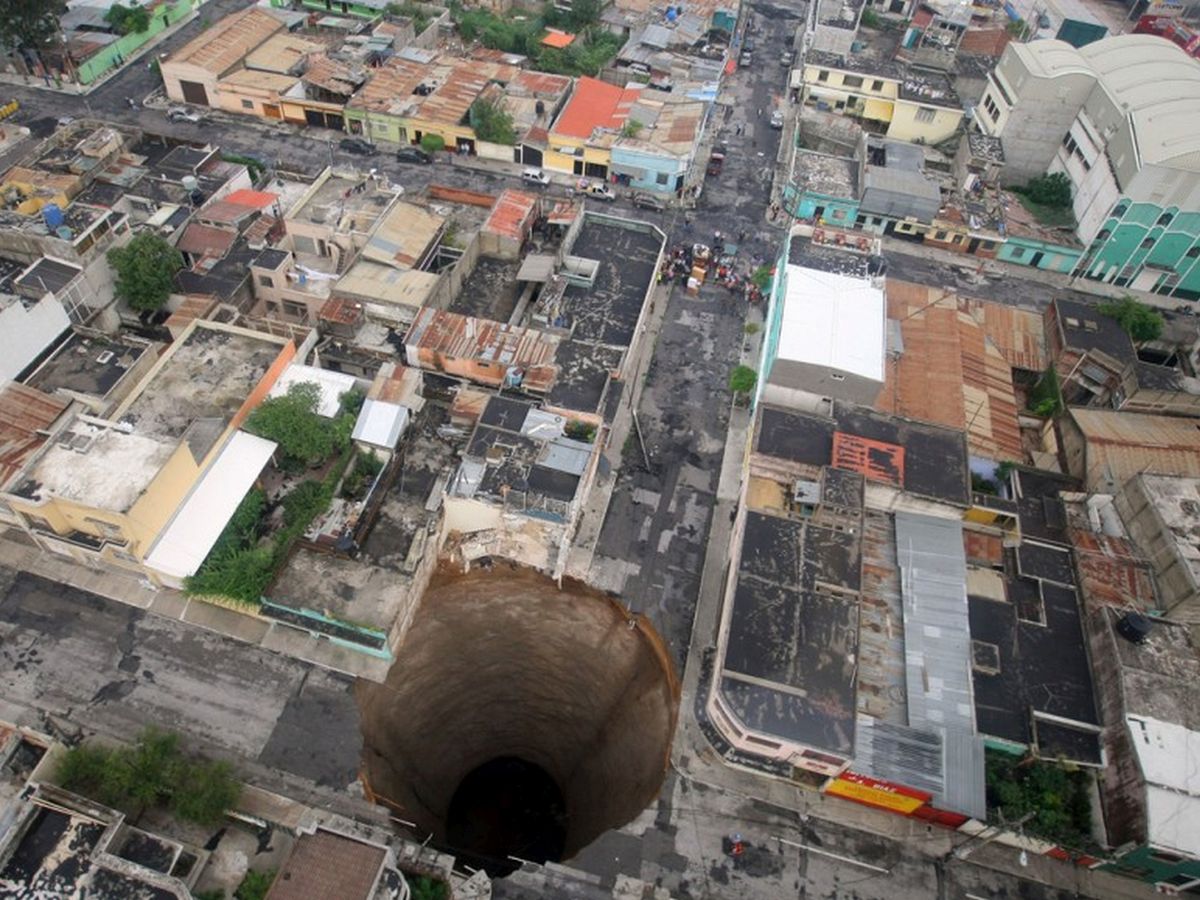 guatemala city sinkhole 2010 b