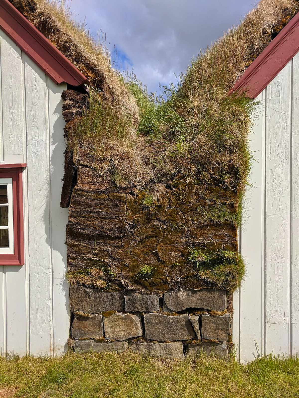 iceland turf houses hobbit homes 8e
