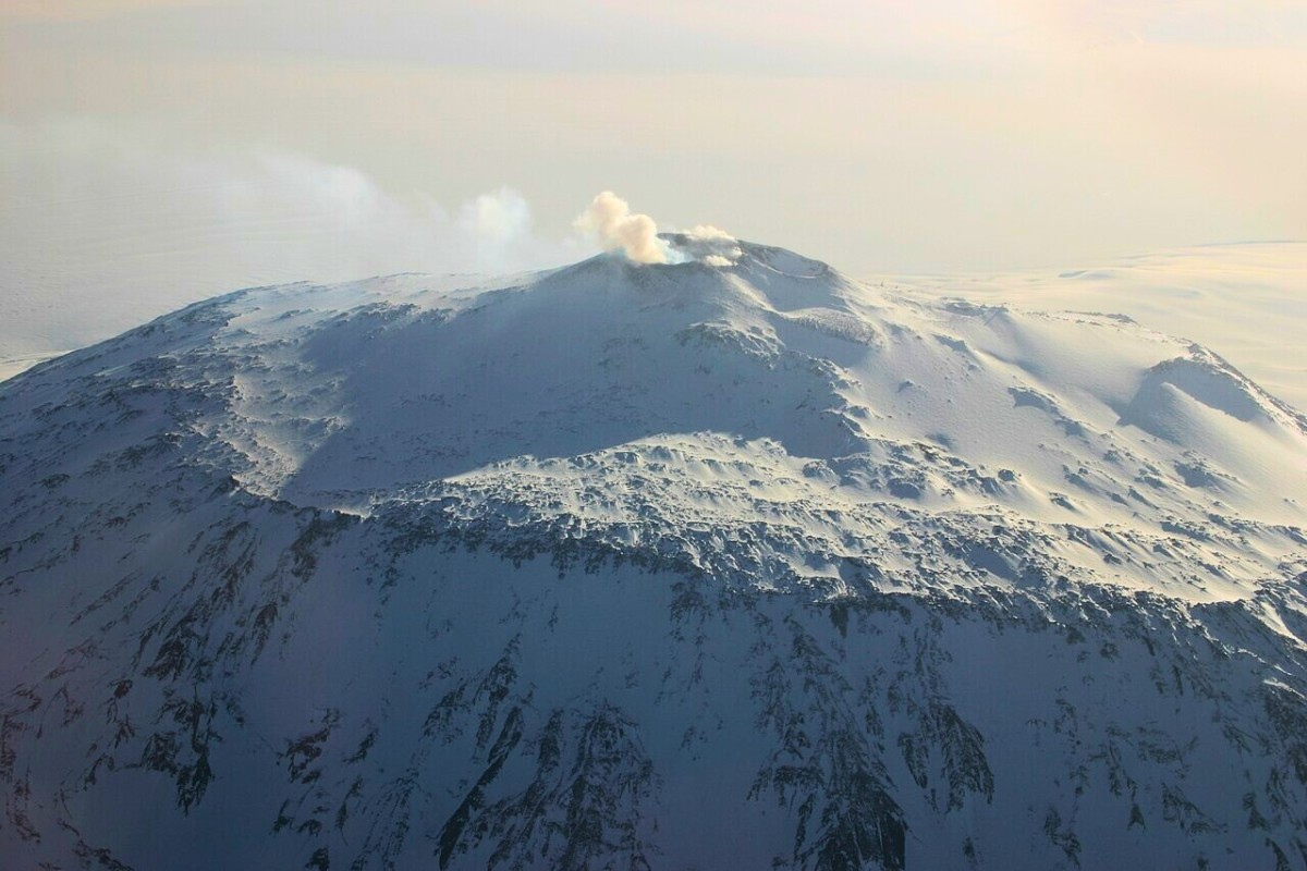 mount erebus gold shower particles 2