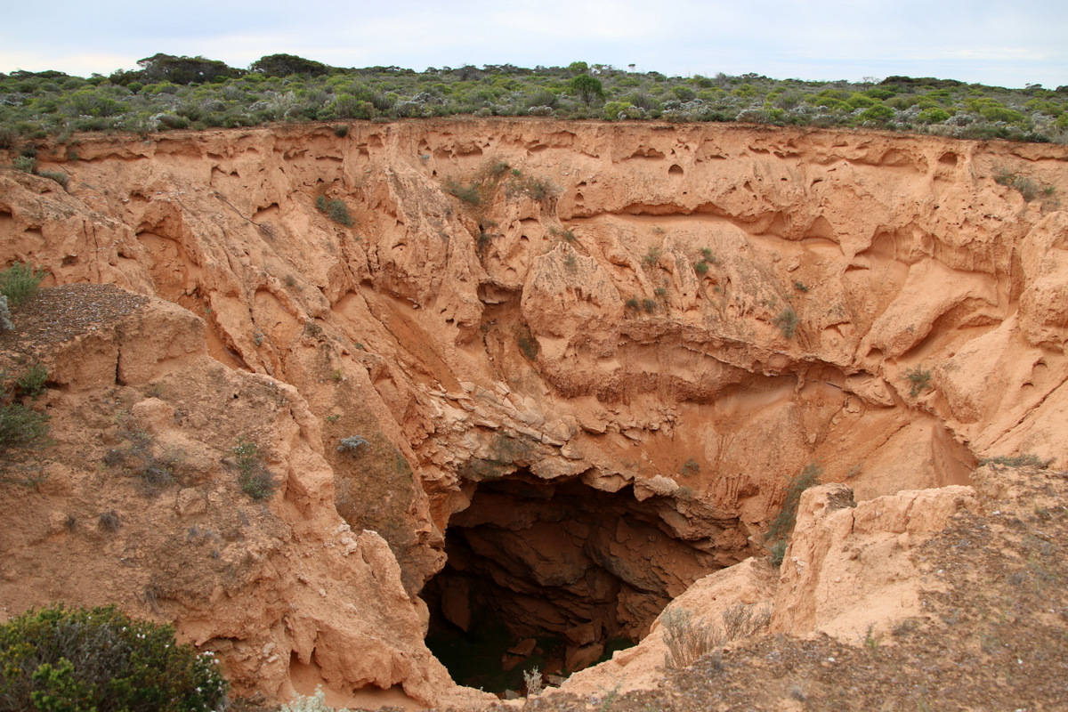 22,000 Years Ago, Aboriginal Miners Descended 70 Metres Into Koonalda Cave to Gather Flint in Complete Natural Darkness 1 koonalda cave australia aboriginal mining 1